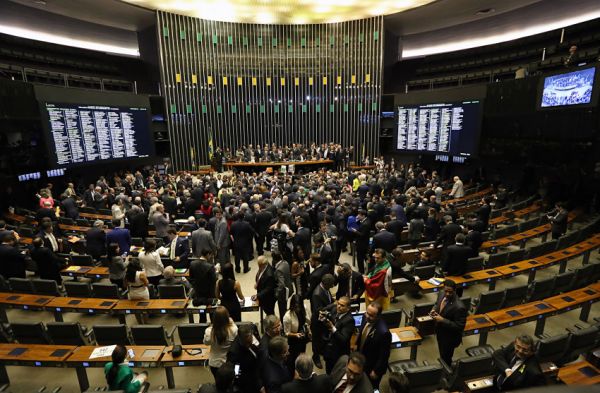 Cerca de 60% dos deputados que julgaram Dilma têm pendências na Justiça