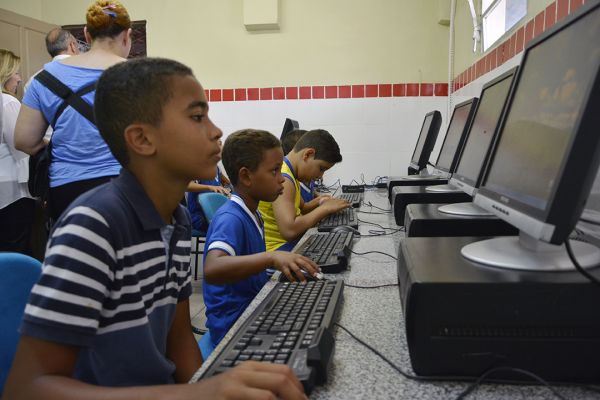 Governo garante acesso à internet em mais de 96% das escolas estaduais