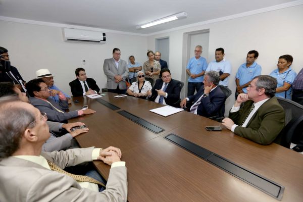 Prefeitura de Aracaju entrega projeto de lei do Estatuto Servidor na CMA