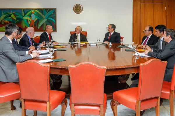 Senadores sergipanos entregam documento a Temer com as prioridades do Estado