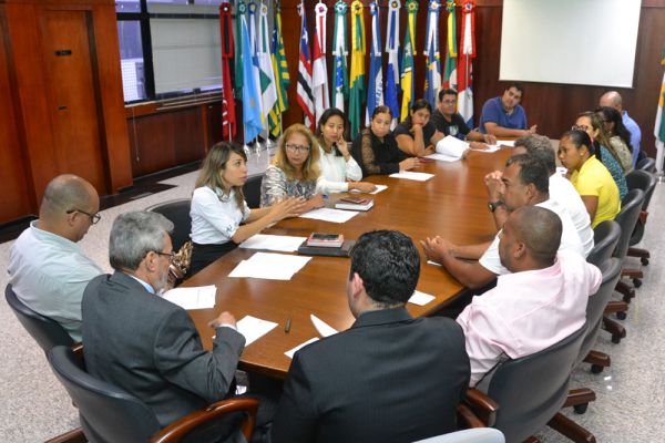 Presidente do TCE recebe dos sindicatos da saúde denúncias contra a Prefeitura de Aracaju