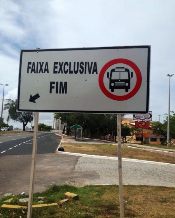 Justiça determina retirada de placas que indicam via exclusiva para ônibus