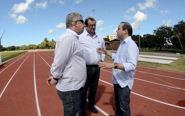 Valadares Filho acompanha finalização da obra do Complexo de Atletismo da UFS