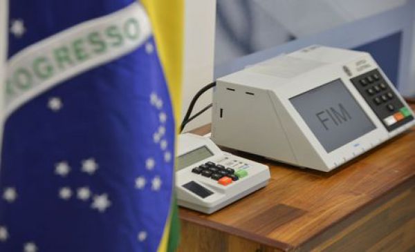 52% dos brasileiros querem novas eleições em outubro, diz Ipsos