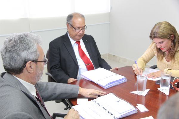 TCE entrega relação de gestores com contas irregulares à Justiça Eleitoral