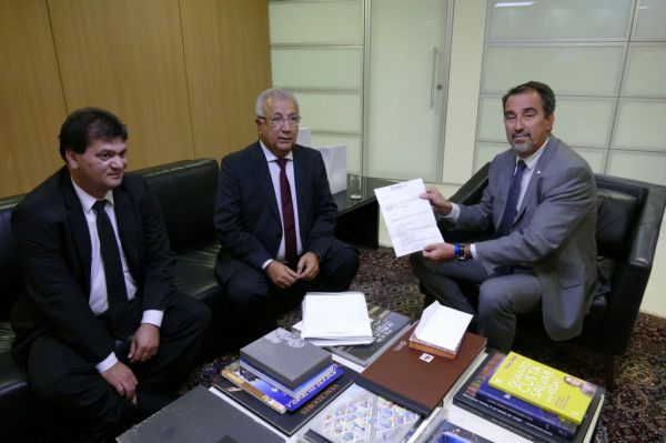 Governador e presidente da FSF buscam patrocínio para o futebol sergipano na Caixa Econômica