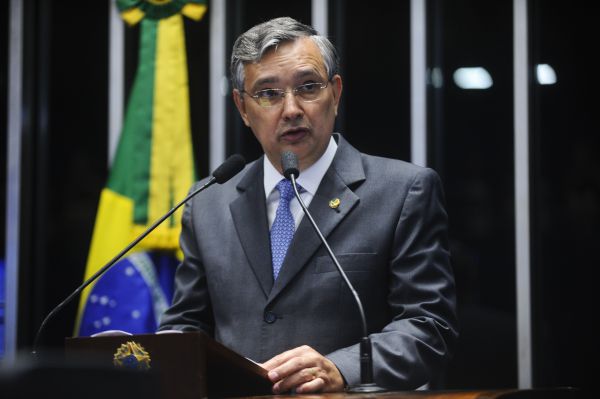 Eduardo Amorim questiona Dilma a quem culpar pela má gestão do governo