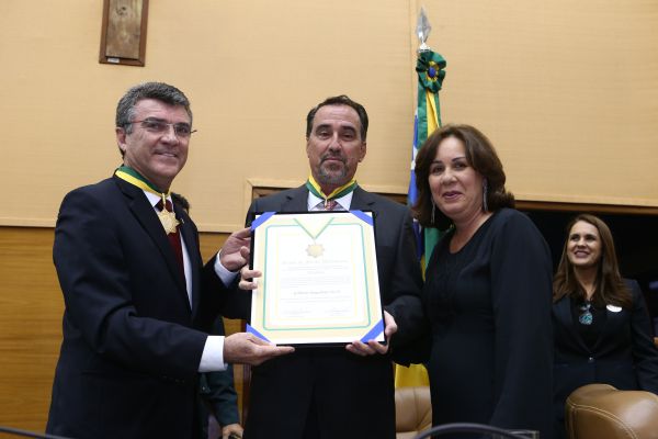 Goretti Reis entrega Medalha da Ordem do Mérito Parlamentar ao presidente da CEF