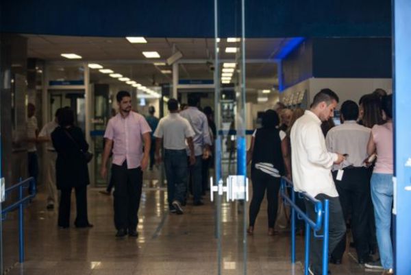 Bancários param e consumidores devem procurar alternativas para pagar contas
