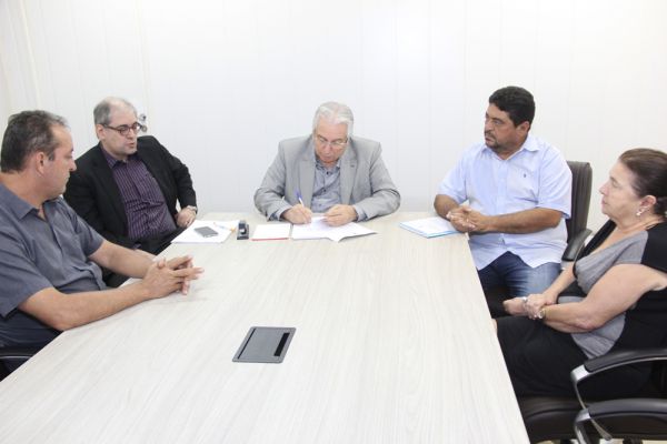 Três prefeitos assinam termo para adequação de portais da transparência