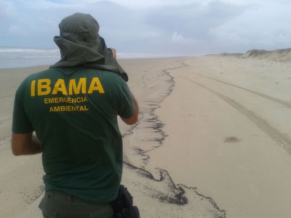 Ibama aplicará multa por derramamento de óleo no Litoral Sul de Sergipe