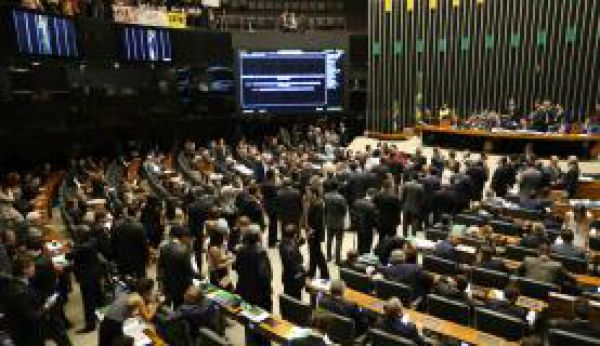 Câmara conclui votação da PEC dos Gastos Públicos e proposta segue para o Senado
