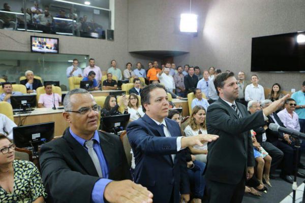 Câmara de Aracaju empossa três novos vereadores