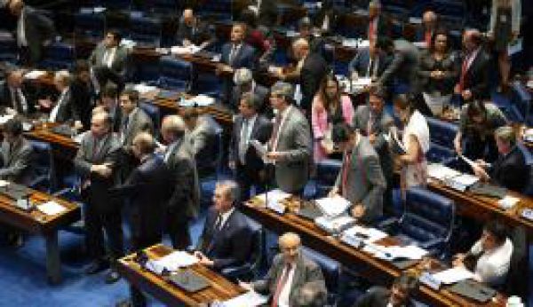 Senado aprova em primeiro turno PEC que prevê fim de coligações