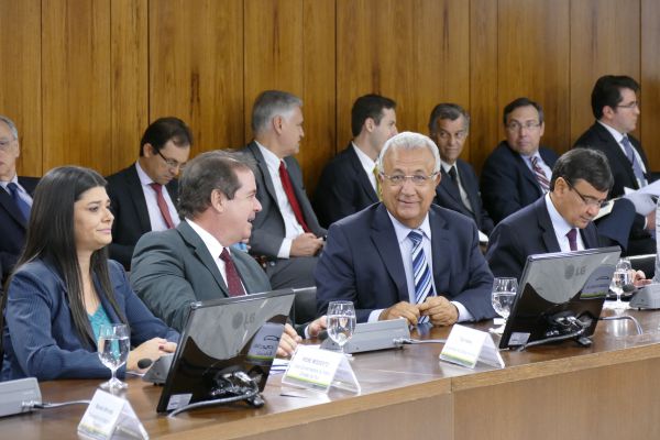 Governadores constroem pacto federativo com presidente e garantem repasse de R$ 5,3 bilhões