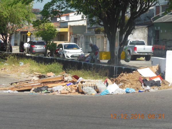 Sem coleta: ruas de Aracaju permanecem cheias de lixo