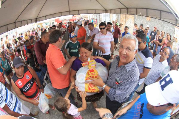 Jackson Barreto distribui cestas no bairro Soledade