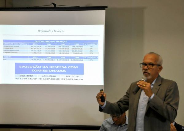 Edvaldo assina decretos para contenção de gastos e renegociação das dívidas