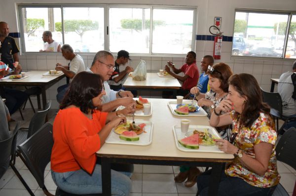 Padre Inaldo almoça com usuários do Restaurante Popular Frei Miguel e ouviu suas sugestões