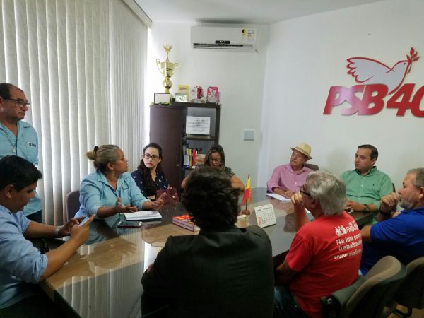Valadares e Valadares Filho recebem funcionários da Deso e discutem privatização