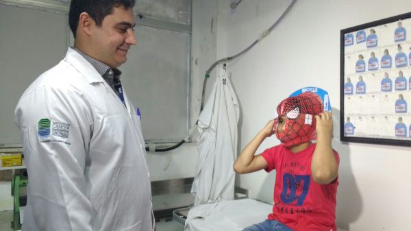 Máscaras de super-heróis ajudam crianças durante as sessões de radioterapia