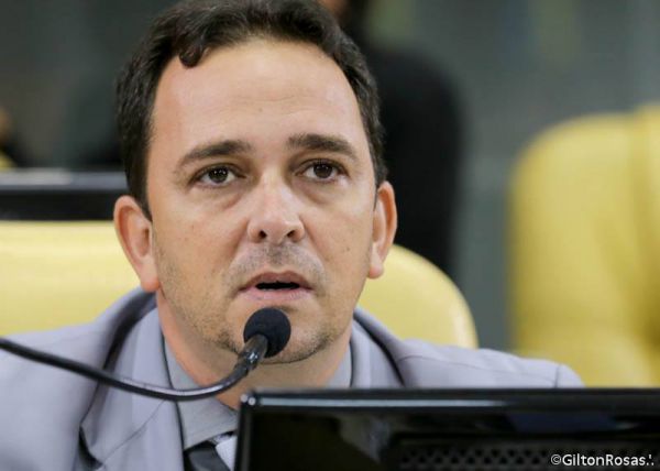 Fabio Meireles questiona secretário da saúde sobre comissionados