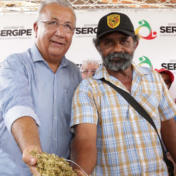 Governo entrega 2 toneladas de material forrageiro no Alto Sertão