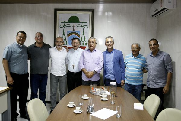 Jackson e prefeitos da Grande Aracaju discutem melhorias para o estado com arcebispo da capital