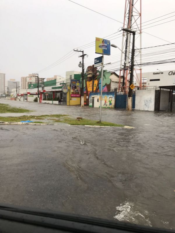 Chuva deixa Aracaju debaixo d'água nesta terça