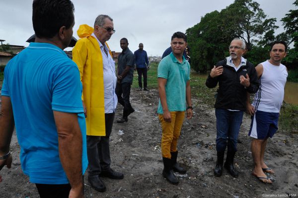 Edvaldo visita bairros atingidos pelas chuvas e determina medidas contra alagamentos