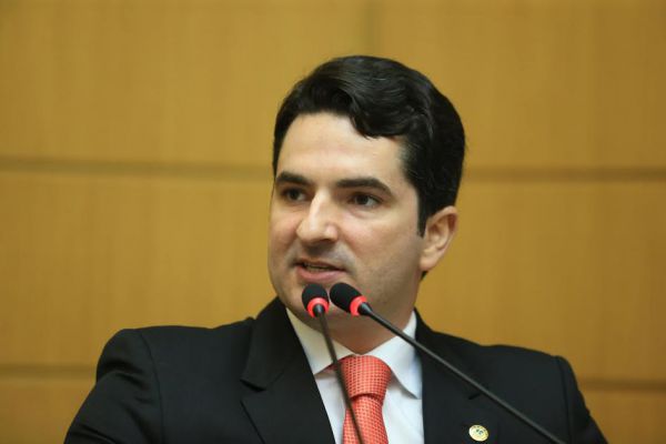 Gustinho solicita a governador reforma de ginásios poliesportivos de Propriá