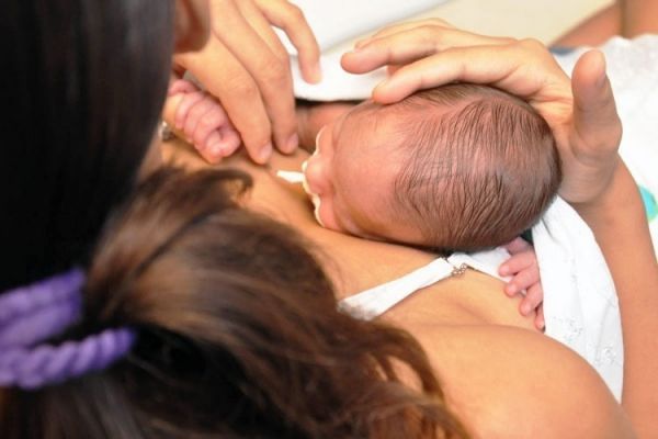 Comissão aprova auxílio de até R$ 300 para mãe solteira carente