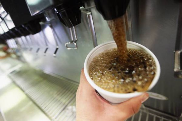 Ministério da Saúde quer proibir venda de refil de refrigerante em fast-foods