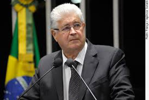 Roberto Requião vem a Aracaju participar da Conferência dos Bancários