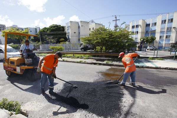 Prefeitura realiza operação tapa-buracos nas ruas da cidade