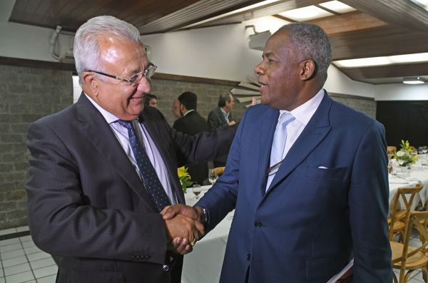 Jackson Barreto e embaixador de Moçambique discutem investimentos para Sergipe