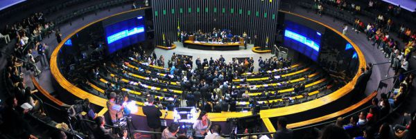 Câmara retoma votação da PEC que altera eleição de deputados e vereadores