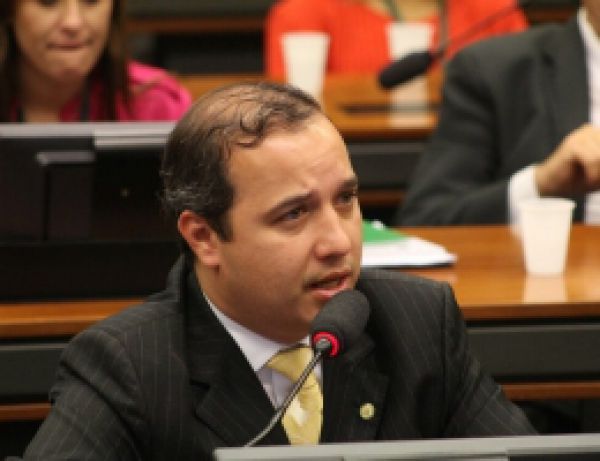 Valadares Filho é a favor da autorização das investigações contra o presidente da República