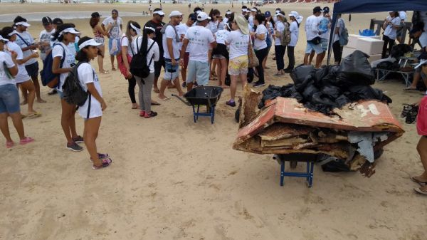 Ação mundial recolhe quase 400 kg de lixo na Orla da Atalaia