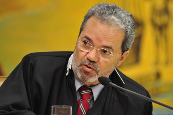Clóvis Barbosa afirma que privilégios de conselheiros afrontam população
