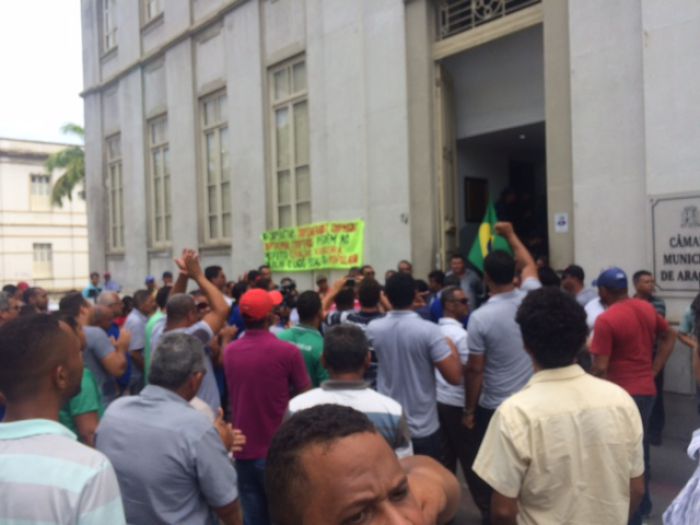 Taxistas e clandestinos fazem vigília na porta da Câmara Municipal