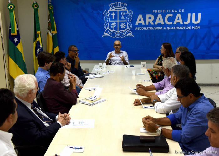 Prefeitura também fará corte de comissionados em 2018