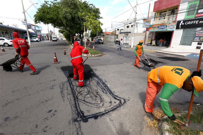 Prefeitura inicia mutirão de limpeza e tapa-buraco no bairro Jabotiana