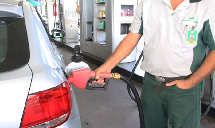 Gasolina terá reajuste hoje de 1,7% nas refinarias