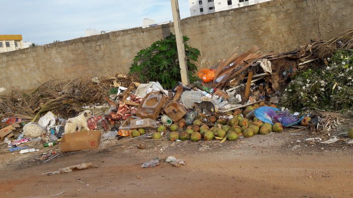 Lixo se acumula em áreas do bairro Atalaia