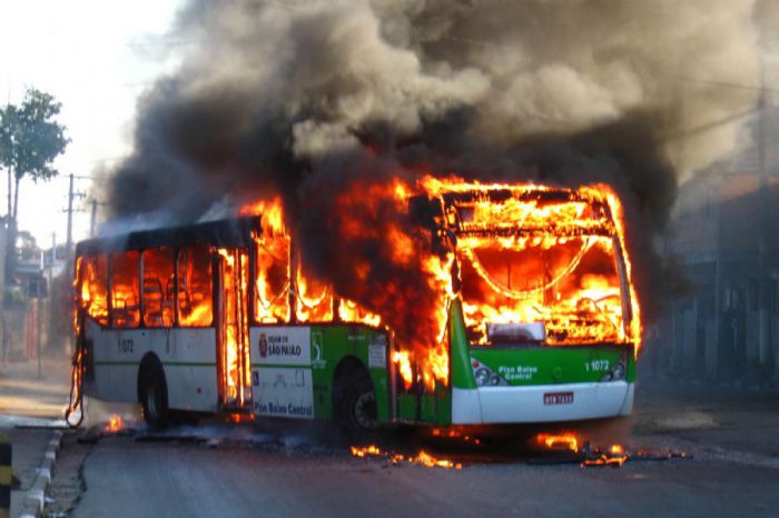 Congresso pode tornar crime imprescritível queimar ônibus e atrapalhar a ordem pública