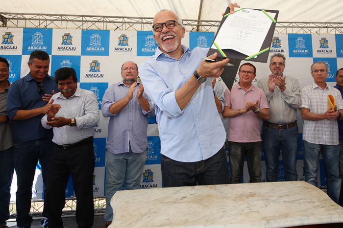 Edvaldo assina ordem de serviço das obras do loteamento Barroso