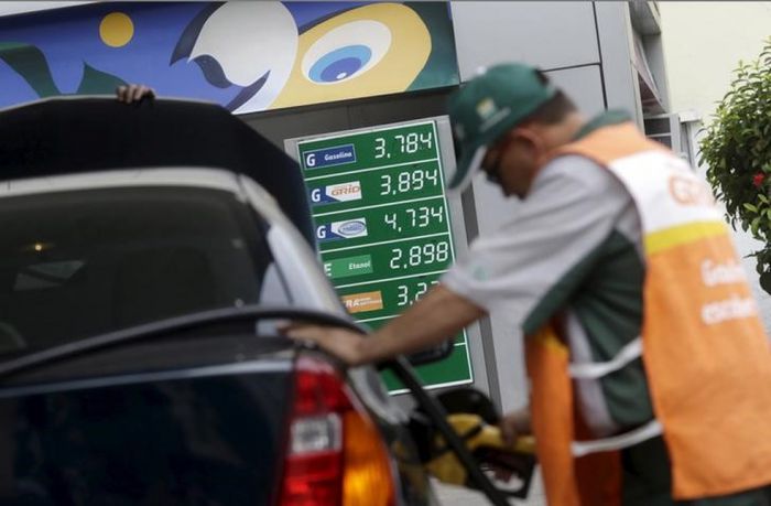 Petrobras anuncia redução do preço da gasolina em 3% nas refinarias