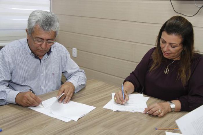Conselheira firma Termo de Ajustamento para melhorar Educação no município de Estância