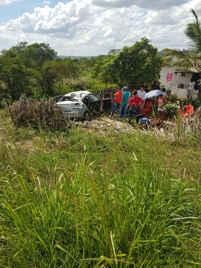Carro que transportava a vereadora Kitty Lima capota a caminho de Tobias Barreto